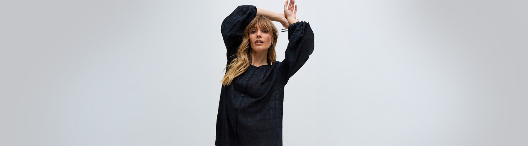 Model olivia dress in black - desktop
